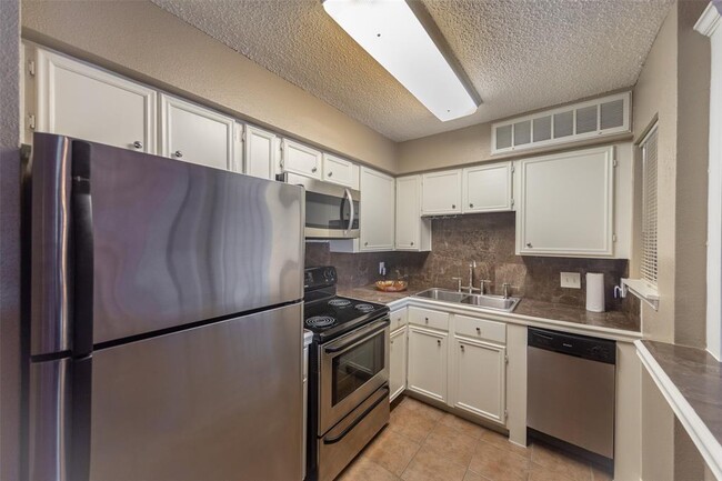 Building Photo - 10855 Meadowglen Ln