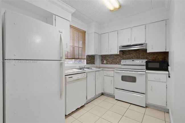 Foto del edificio - 6135 NW 186th St