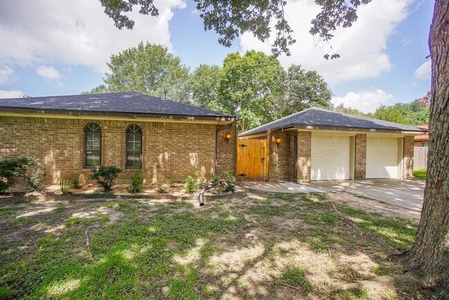 Building Photo - 2106 Crestwood Dr