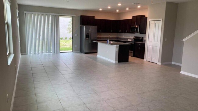 Building Photo - 718 Royal Empress Dr