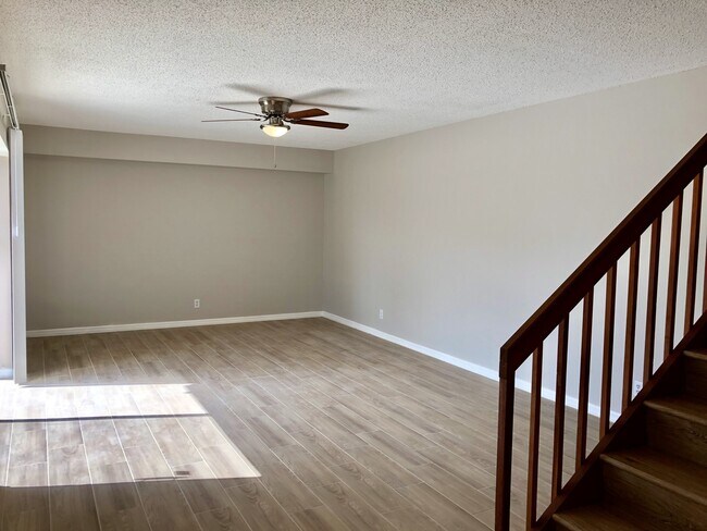 Building Photo - 2/2.5 Townhouse Renovated W/ Private Court...