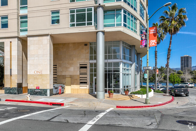 Entrada a la calle - The Essex on Lake Merritt