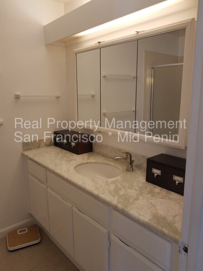 Building Photo - 3BD/2.5BA Waterfront Townhome
