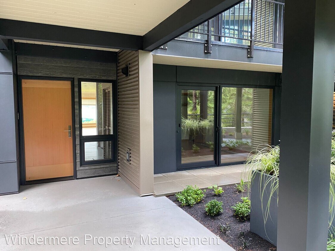 Primary Photo - 400 Harborview Dr SE