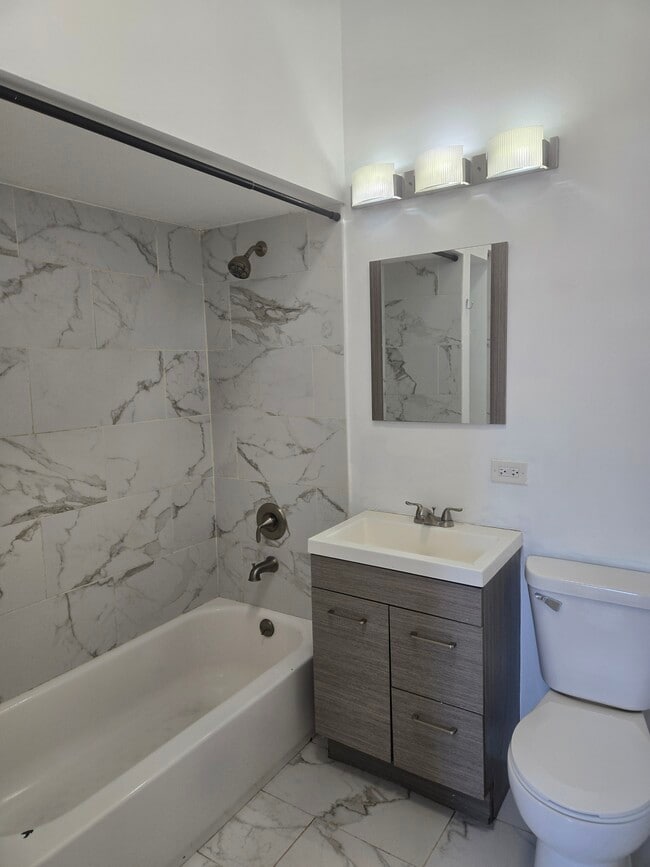 Foto del edificio - 7055 N Clark St