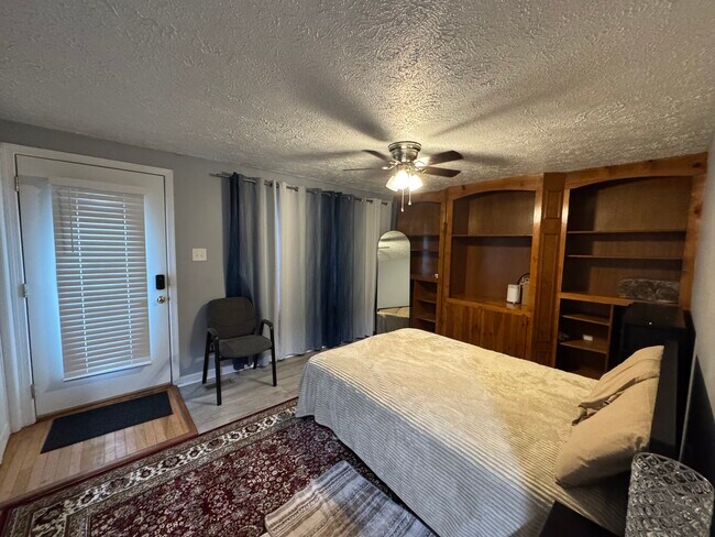 Foto del edificio - 7445 Carver Rd