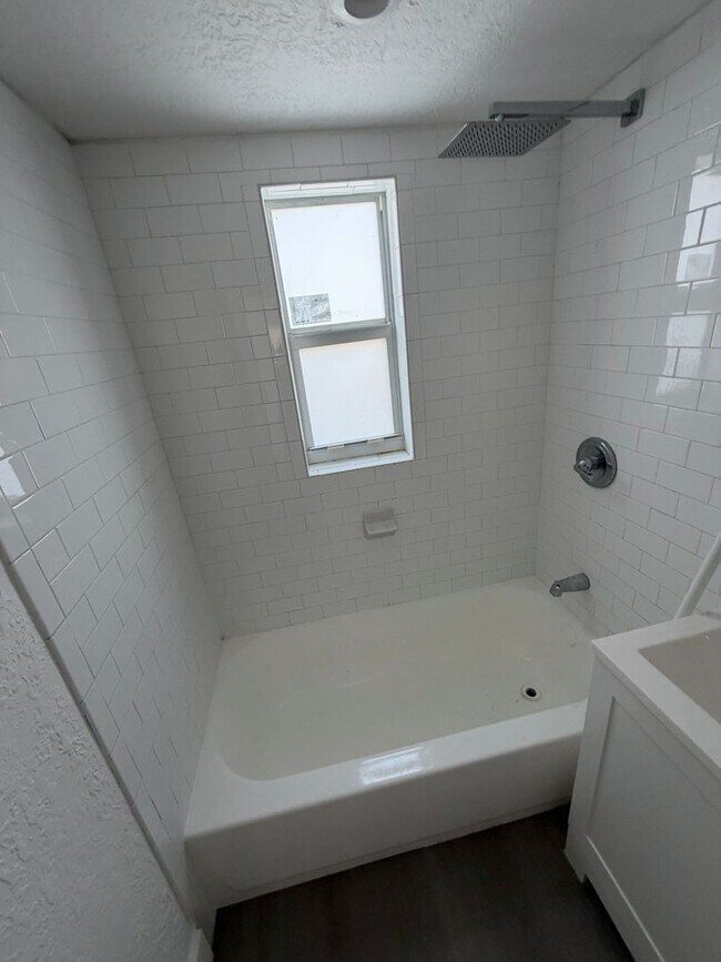 Foto del edificio - Bright & Renovated 2 Bedroom Apartment in Miami