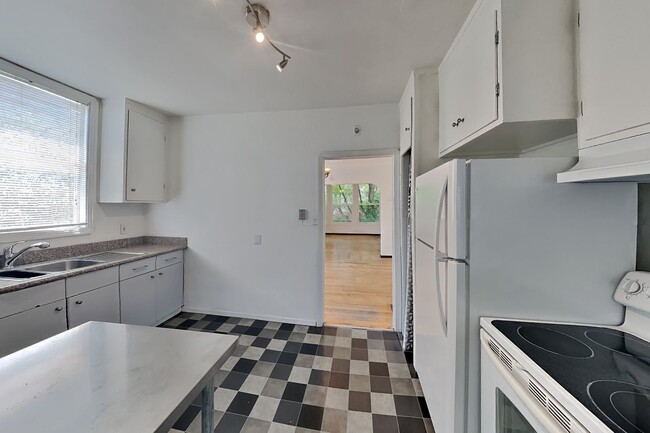 Building Photo - 1716 Marin St