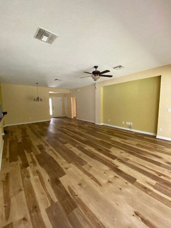 Building Photo - NICE 3/2 HOME IN DESIRABLE LOCATION