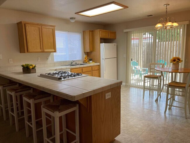 Foto del edificio - 3 Bedroom House Available Now