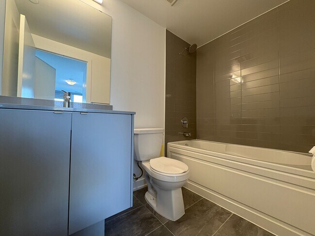 Photo du bâtiment - BURLINGTON – 2 BEDROOM + DEN – 2 BATHROOM – CONDO – $2,699 – ONLY