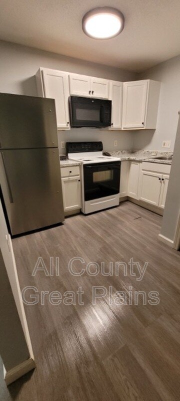 Building Photo - 1102 Colonial Dr