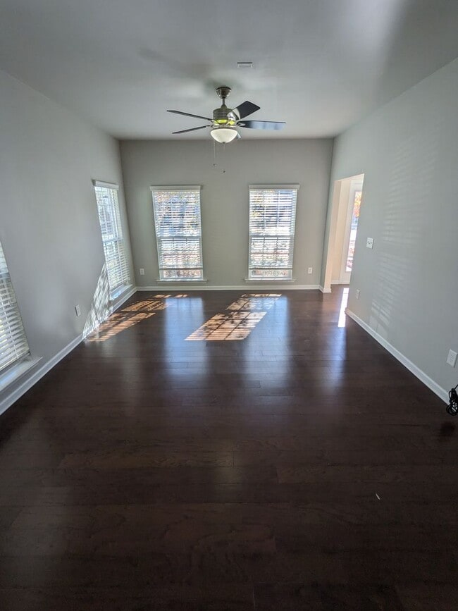 Building Photo - Stunning 7 Bedroom House with a Loft and U...