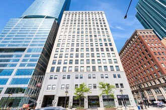 Building Photo - 910 S Michigan Ave