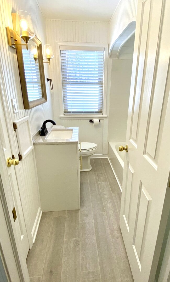 Building Photo - 1316 N Vermont Ave