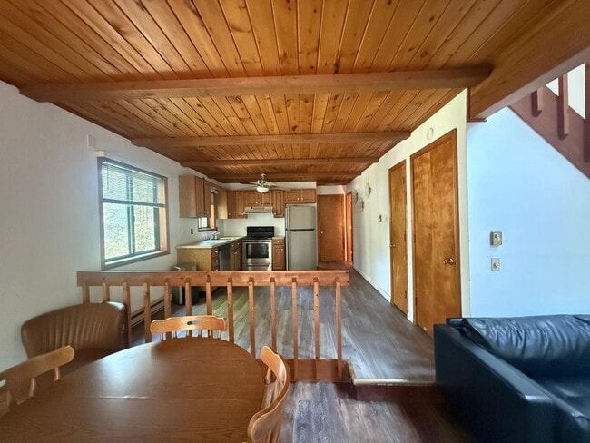 Building Photo - Charming 3BR House in Pocono Lake