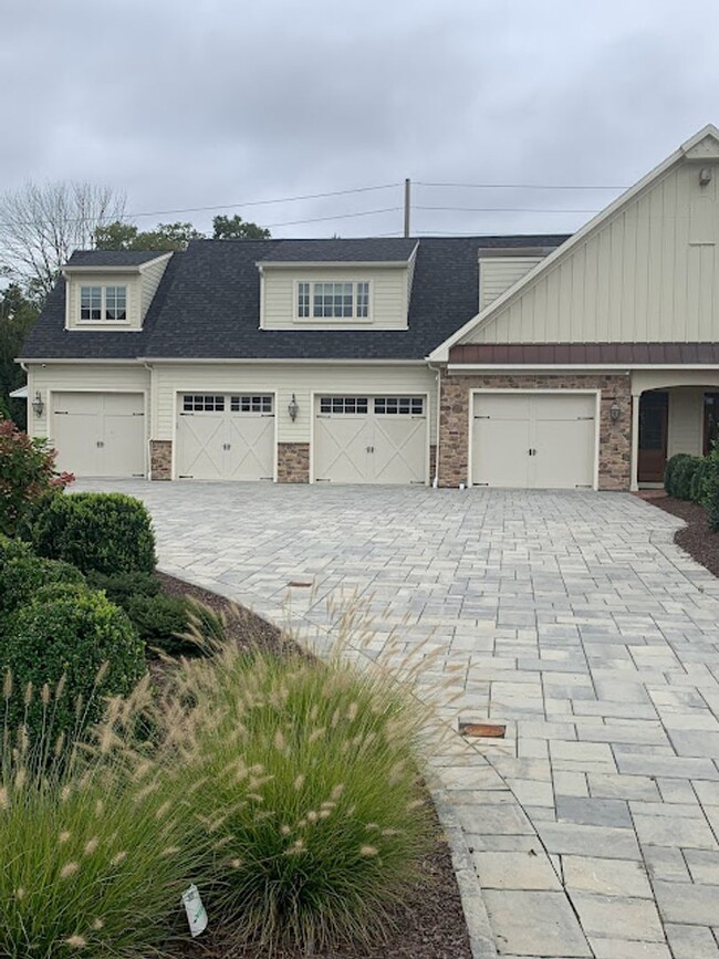 Building Photo - 2066 Forge Run Bethlehem, PA 18015