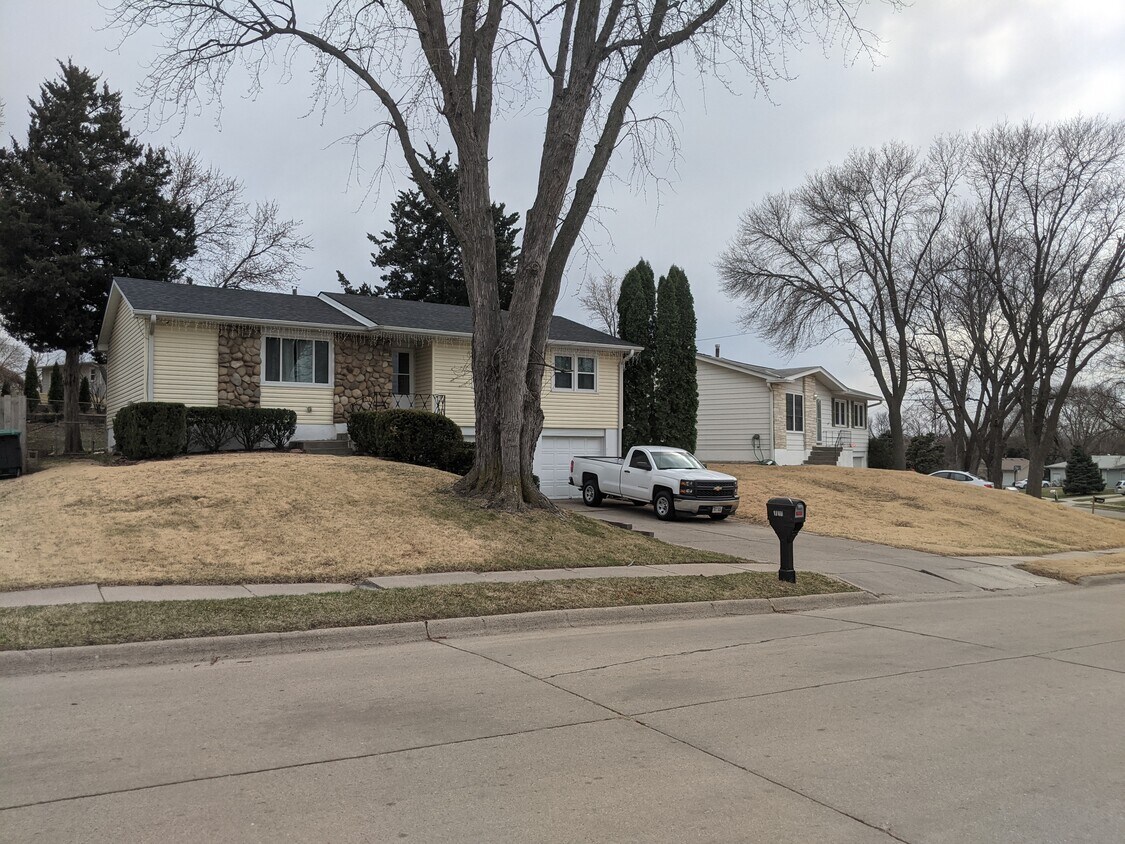 10611 Parker St, Omaha, NE 68114