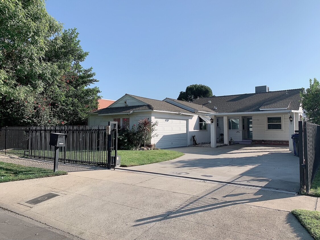 Primary Photo - 12206 Gault St