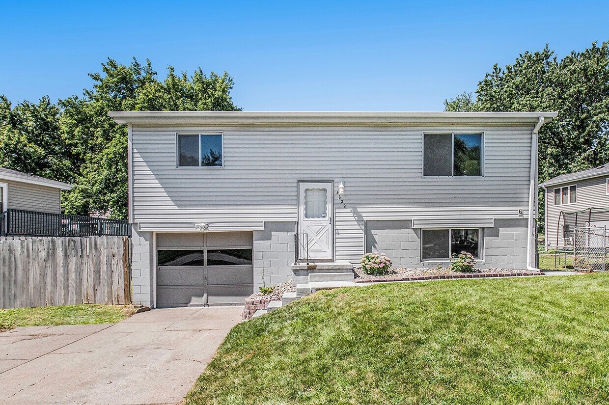 Front Exterior - 4622 Parkview Dr