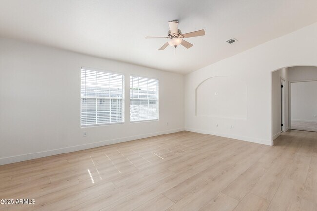 Foto del edificio - 120 N Val Vista Dr