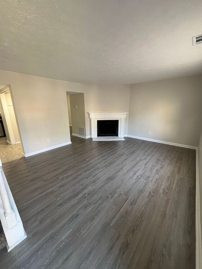 Building Photo - 390-392 Downing Street