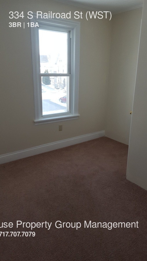 Building Photo - Clean 3 Bedroom unit
