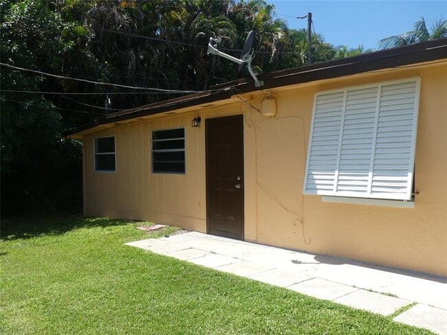 Building Photo - 4725 SW 65th Ave