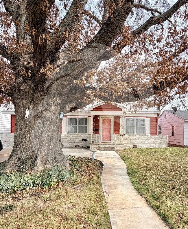 Building Photo - "Furnished 2-Bedroom Enid Retreat with Vintage Charm!"