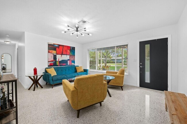 Building Photo - 409 NW 27th St