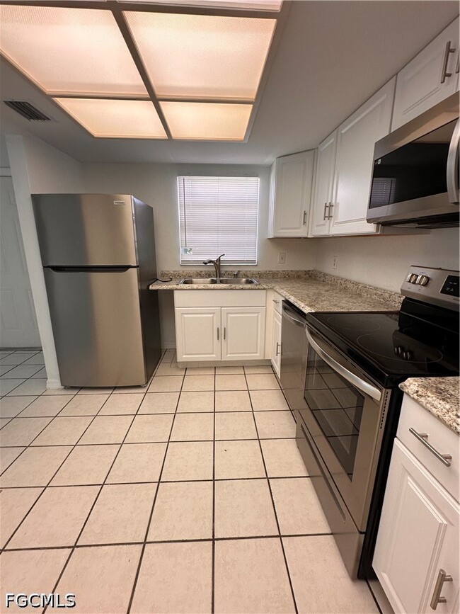 Building Photo - 4920 Vincennes Ct