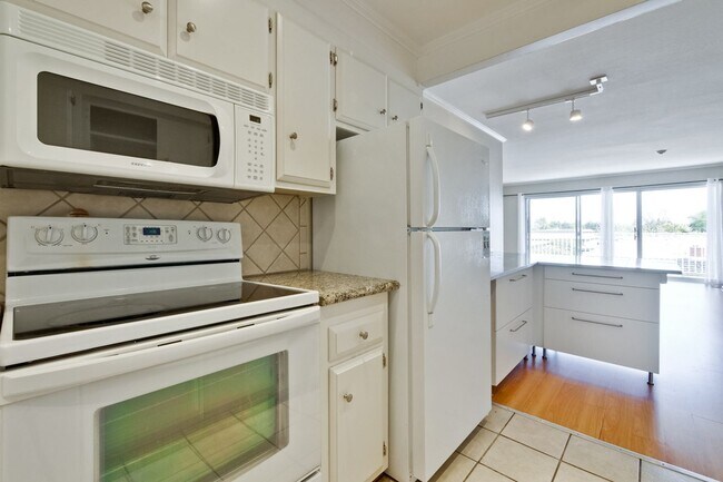 Building Photo - Introducing a 2 Bed 2 Bath penthouse condo...