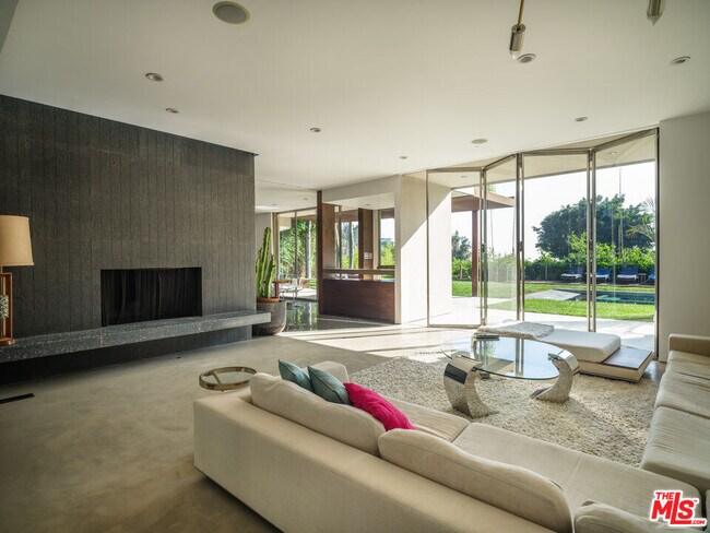 Foto del edificio - 1615 Rising Glen Rd