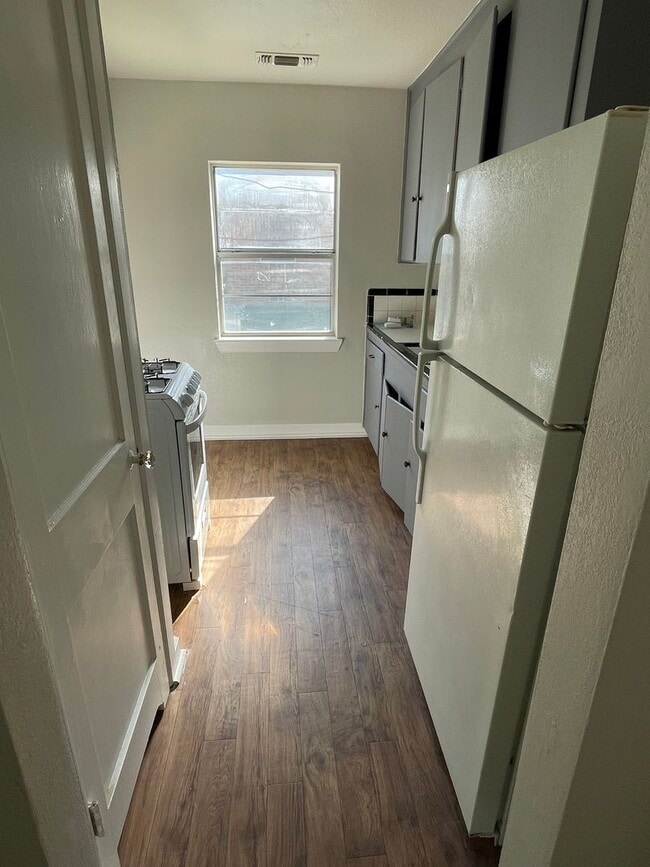 Building Photo - 1 BEDROOM DUPLEX BY TWU