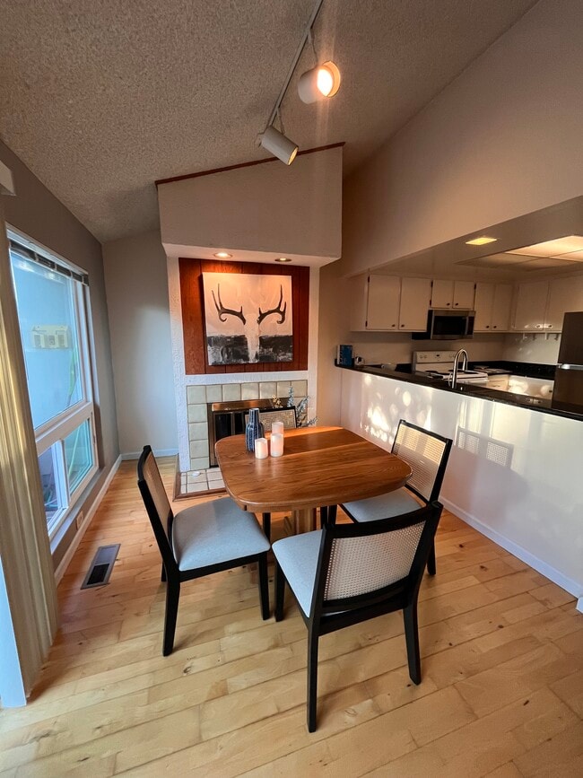 Dining - 1369 Cherrywood Sq