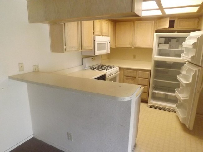 Building Photo - 820 N Sloan Ln