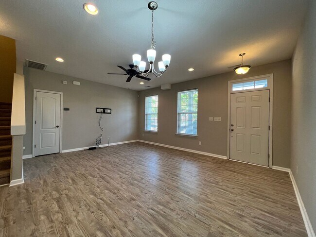 Foto del edificio - Welcome home - Trilevel H20 Townhome!