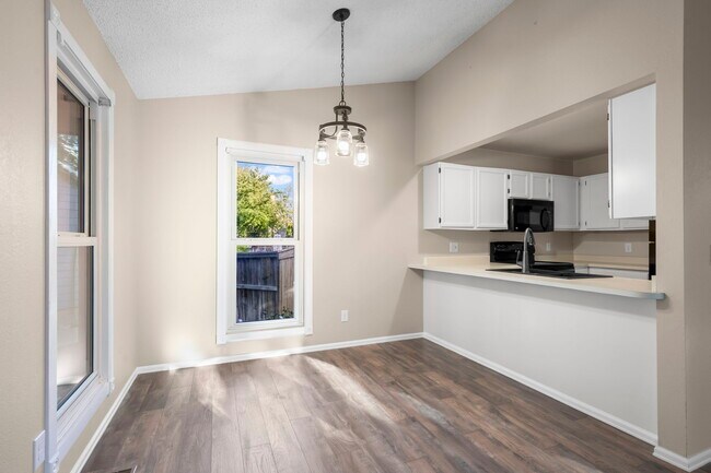 Foto del edificio - 12665 Grove Ct