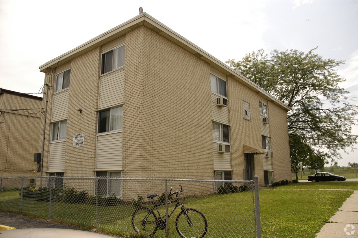 8256 Dempster Ave, Niles, IL 60714 Apartments in Niles, IL