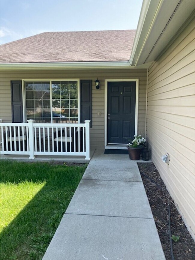 Foto del edificio - Lovely tri-level 4 bedroom 2 bath home in ...