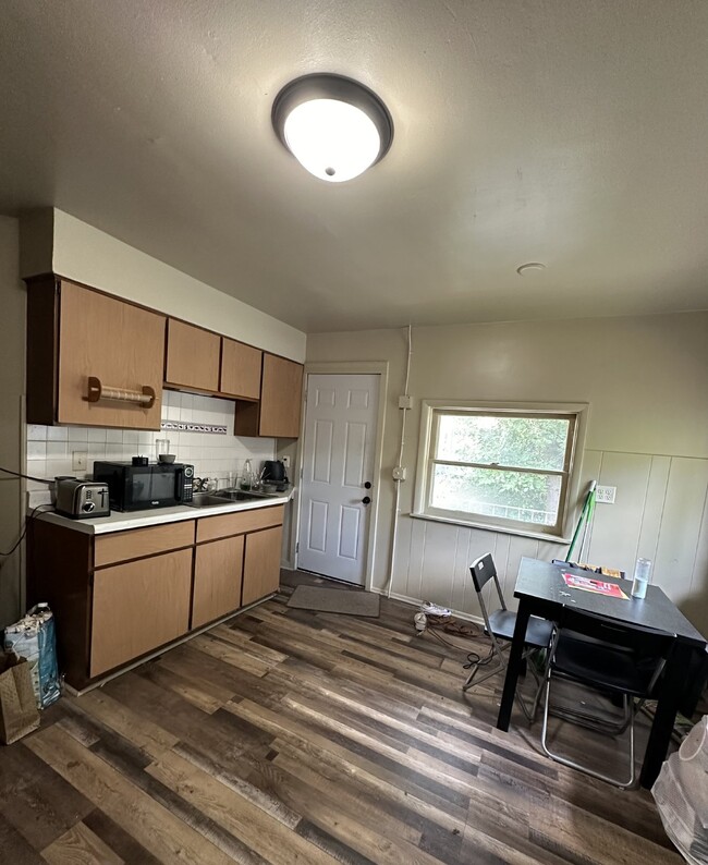 Building Photo - FREE OF SECURITY DEPOSIT 3 bed 1 bath righ...