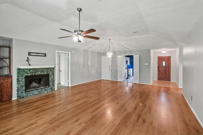 Building Photo - Well-maintained home on a cul-de-sac in a ...
