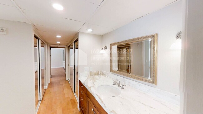 Foto del edificio - 320 N Civic Dr