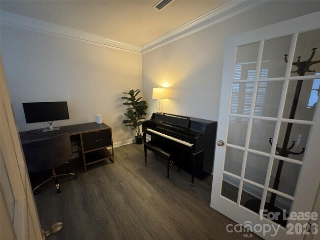 Building Photo - 1058 Thoroughbred Dr.