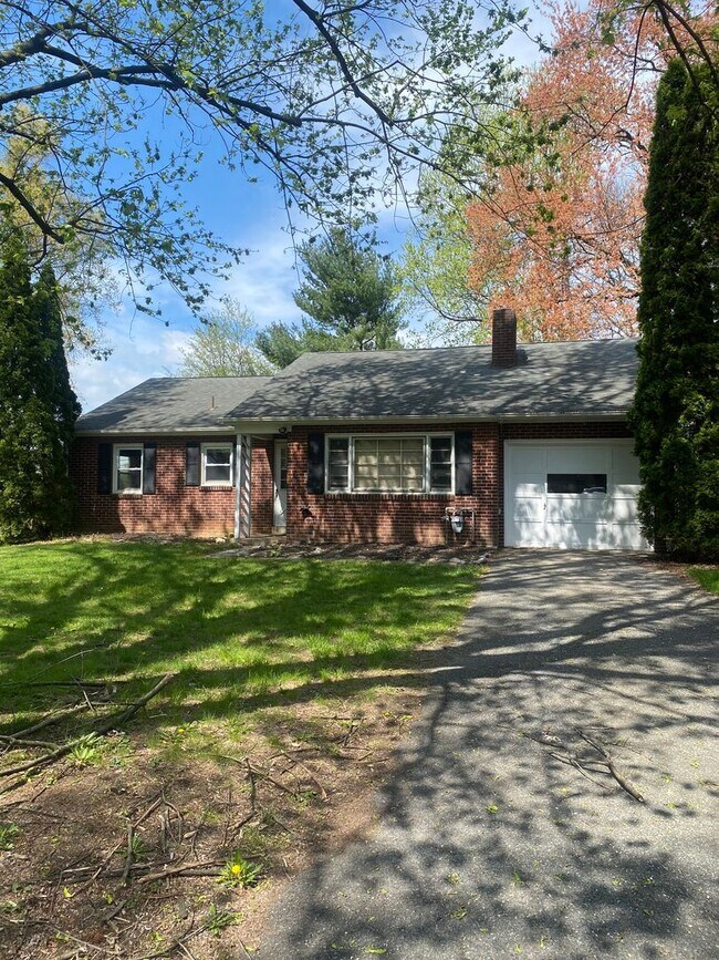 Building Photo - 918 Shreiner Ave