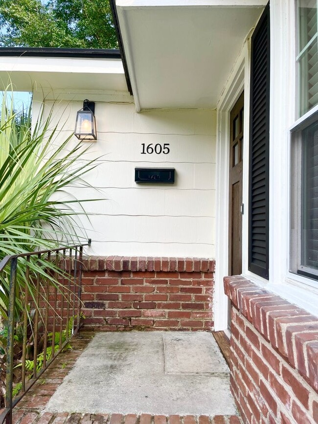 Building Photo - Two Bed, One Bath Home near Daffin Park