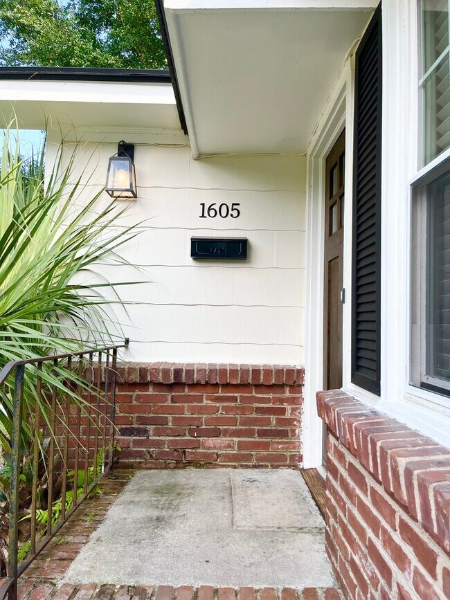Foto del edificio - Two Bed, One Bath Home near Daffin Park