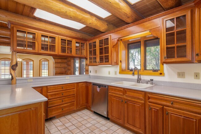 Foto del edificio - Luxury secondary Lake Property offering 3 beds 2.5 baths and bonus space