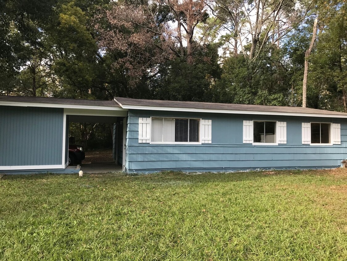 3/1 on corner lot! Available now! - 3/1 on corner lot! Available now!