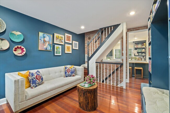 Acogedora sala de estar con muebles empotrados - 1247 Maryland Ave NE
